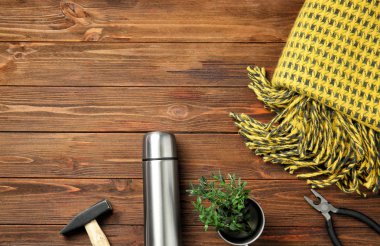 Ahşap arka planda turist için öğe kümesi