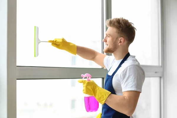 Męskie okno do czyszczenia dozorca w biurze — Zdjęcie stockowe