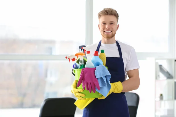 Conserje masculino con artículos de limpieza en la oficina — Foto de Stock