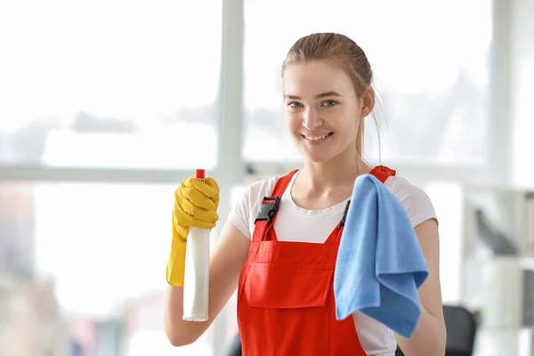 Female janitor cleaning office — Stock Photo, Image