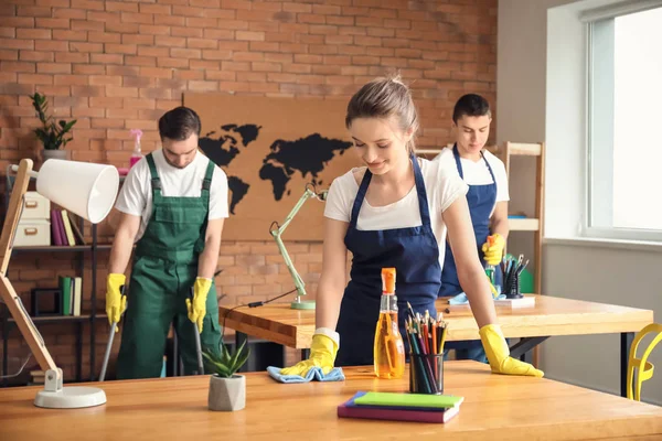 Női gondnok tisztító iroda — Stock Fotó