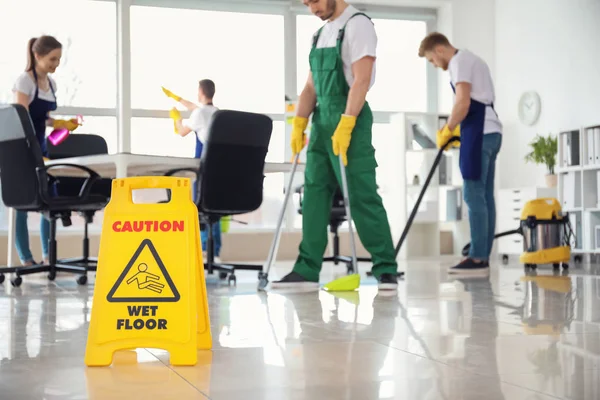 Schildertafel auf dem Boden im Büro während der Reinigung — Stockfoto