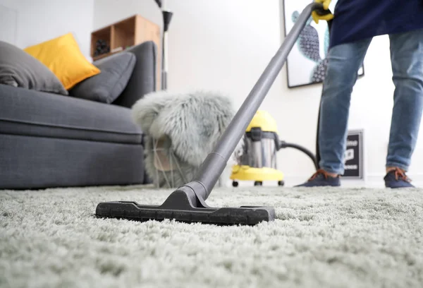 Homem zelador limpeza chão no quarto — Fotografia de Stock