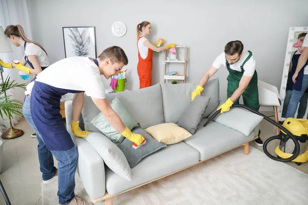Team of janitors cleaning room — Stock Photo, Image