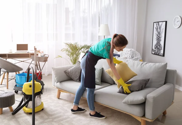 Female janitor cleaning room — Stock Photo, Image