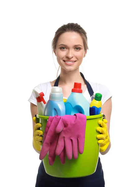 Porträtt av kvinnlig vaktmästare med rengöringsmateriel på vit bakgrund — Stockfoto