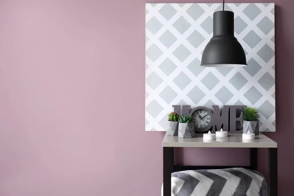 Interno della stanza con tavolo e parete a colori — Foto Stock