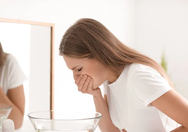 Mujer embarazada que sufre de toxicosis en el baño — Foto de Stock