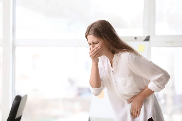 사무실에서 독성증으로 고통받는 임산부 — 스톡 사진