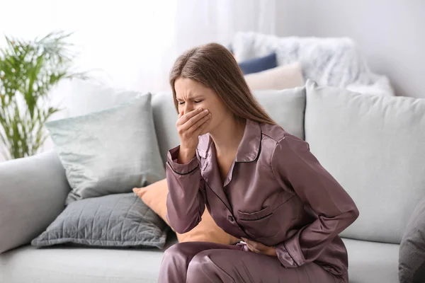 Gravid kvinna som lider av toxikosis hemma — Stockfoto