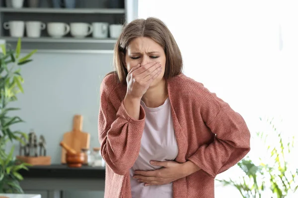 Mulher grávida que sofre de toxicose em casa — Fotografia de Stock