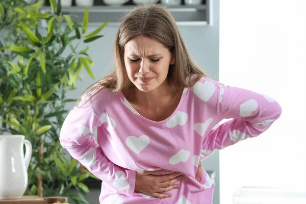 Donna incinta che soffre di tossicosi a casa — Foto Stock