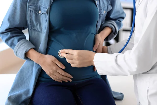 Gynekolog undersöker gravid kvinna i kliniken — Stockfoto