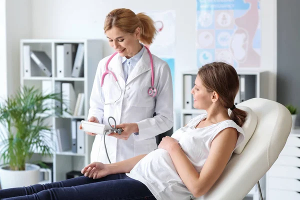 Young pregnant woman visiting her gynecologist in clinic — Stock Photo, Image