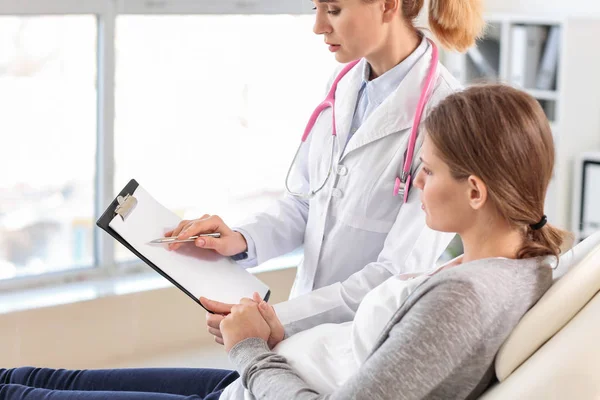 Young pregnant woman visiting her gynecologist in clinic — Stock Photo, Image