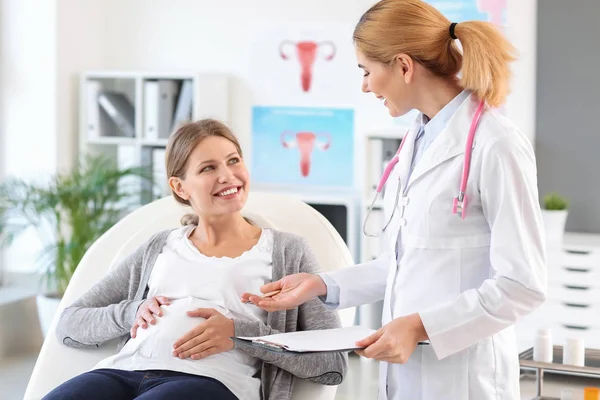 Jonge zwangere vrouw bezoekt haar gynaecoloog in kliniek — Stockfoto