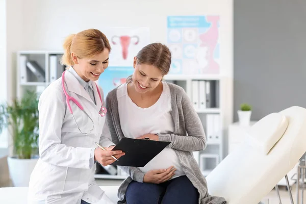 Jeune femme enceinte rendant visite à son gynécologue en clinique — Photo