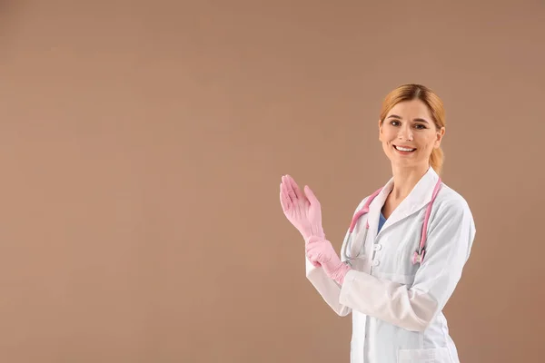 Gyönyörű nőgyógyász portréja színes háttérrel — Stock Fotó
