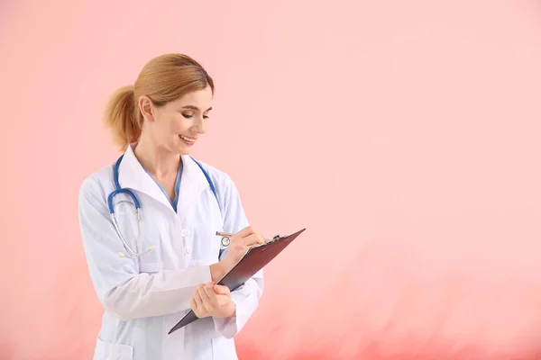Портрет красивого гинеколога на цветном фоне — стоковое фото