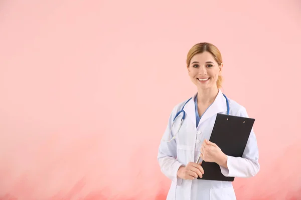 Portret pięknego ginekologa na kolorowym tle — Zdjęcie stockowe