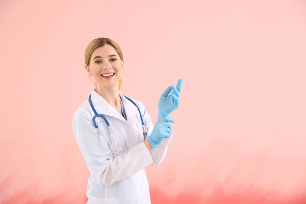 Portret van mooie gynaecoloog op kleur achtergrond — Stockfoto