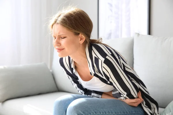 Giovane donna che soffre di dolore a casa — Foto Stock