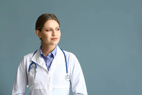 Portret van jonge gynaecoloog op grijze achtergrond — Stockfoto