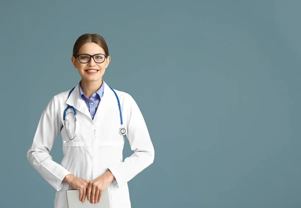 Portret van jonge gynaecoloog op grijze achtergrond — Stockfoto