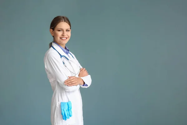 Retrato de jovem ginecologista em fundo cinza — Fotografia de Stock