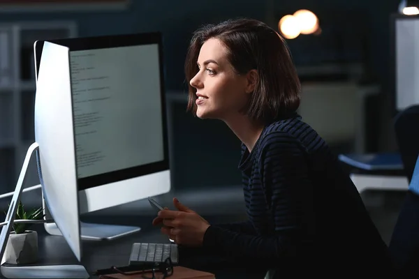 Жінка-програмістка, що працює в офісі — стокове фото