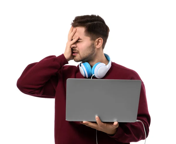 压力男性程序员与笔记本电脑在白色背景 — 图库照片