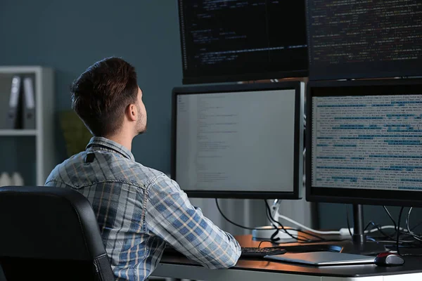 Programador masculino trabalhando no escritório — Fotografia de Stock