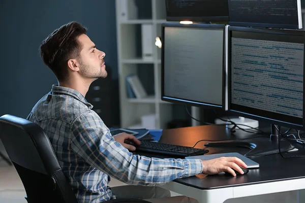 Programmeur masculin travaillant au bureau — Photo