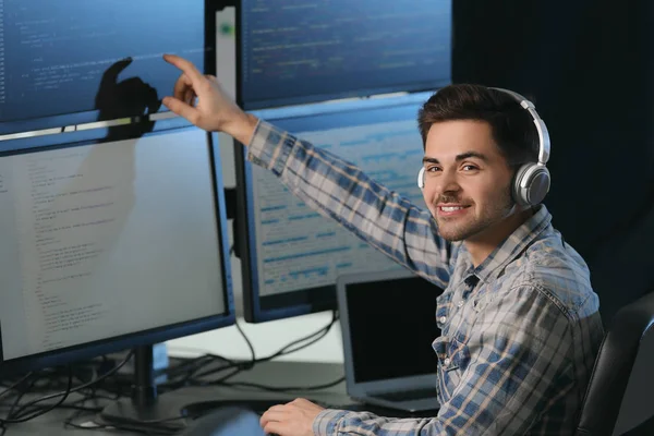 Programador masculino trabajando en la oficina —  Fotos de Stock