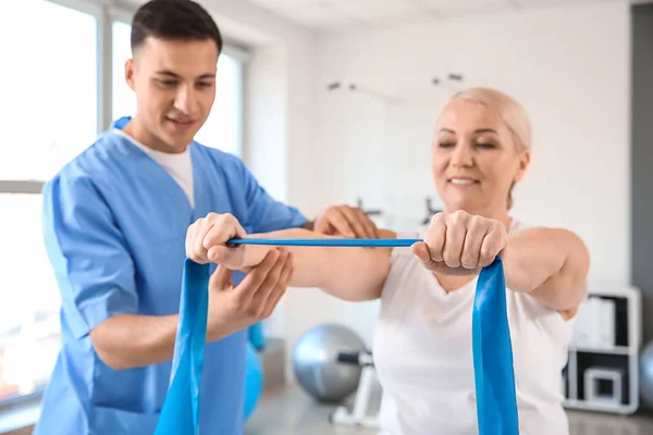 Physiotherapeutin arbeitet mit erwachsenen Patienten im Reha-Zentrum — Stockfoto