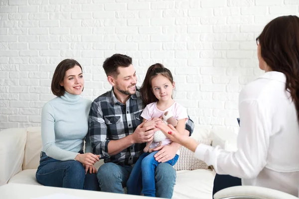 Family visiting psychologist in office — Stock Photo, Image