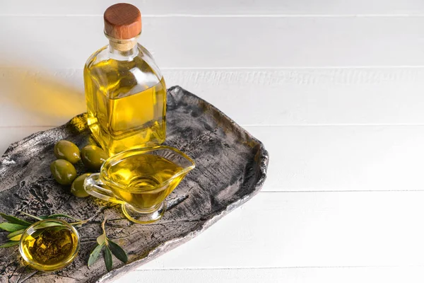 Tray dengan minyak zaitun lezat di atas meja putih — Stok Foto