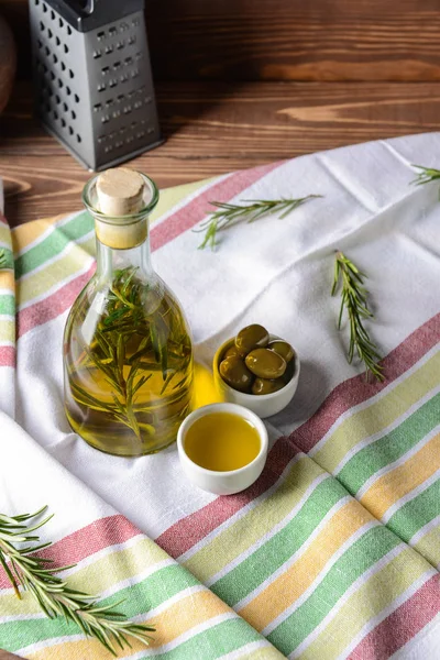 Botella de sabroso aceite de oliva sobre mesa de madera —  Fotos de Stock