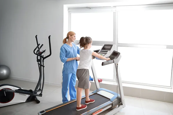 Physiotherapist working with little girl in rehabilitation center — Stock Photo, Image