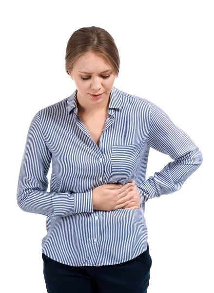 Mujer joven que sufre de dolor de estómago sobre fondo blanco — Foto de Stock