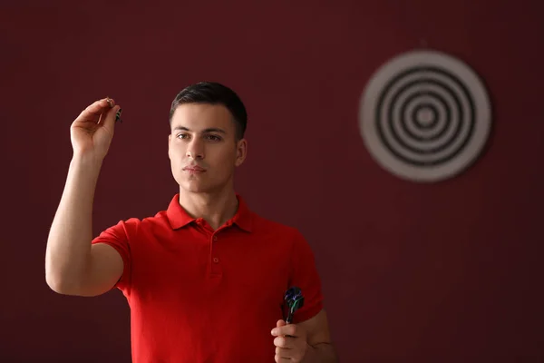 Joven jugando dardos en el interior —  Fotos de Stock