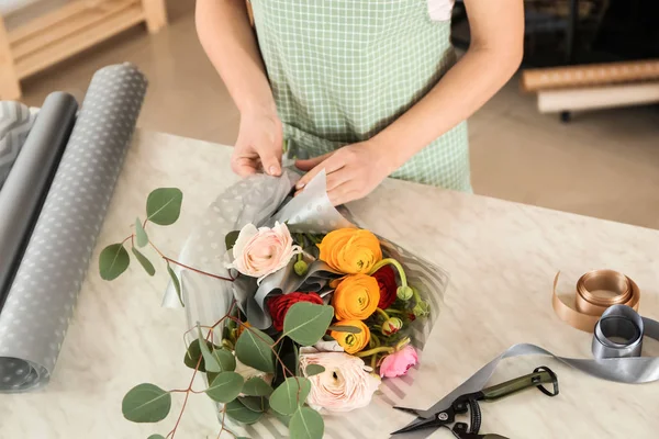 Florist making beautiful bouquet at table — Stock Photo, Image