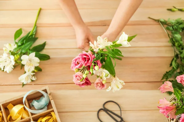 Fleuriste faire beau bouquet à table — Photo