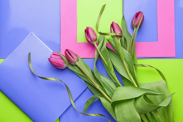 Красиві тюльпани на кольоровому фоні — стокове фото