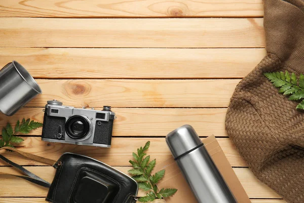 Reihe von Objekten für Touristen auf Holzgrund — Stockfoto