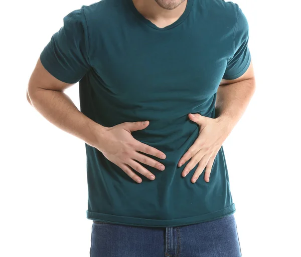Hombre joven que sufre de dolor abdominal sobre fondo blanco — Foto de Stock