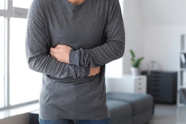 Hombre que sufre de dolor de estómago en casa — Foto de Stock