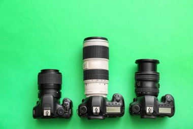 Renkli arka planda farklı profesyonel fotoğraf makineleri