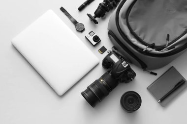 Hafif arka planda dizüstü bilgisayar ile profesyonel fotoğrafçı modern ekipman