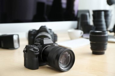 Masa üzerinde profesyonel fotoğraf makinesi